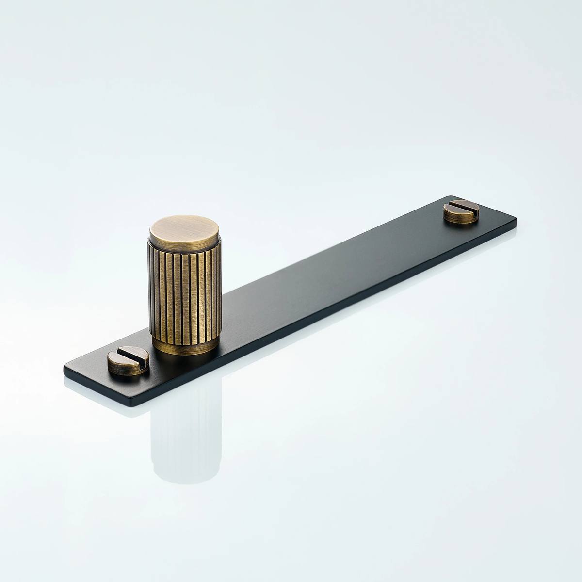 Aris Linear Knurled Brass Cylinder Knob With Backplate