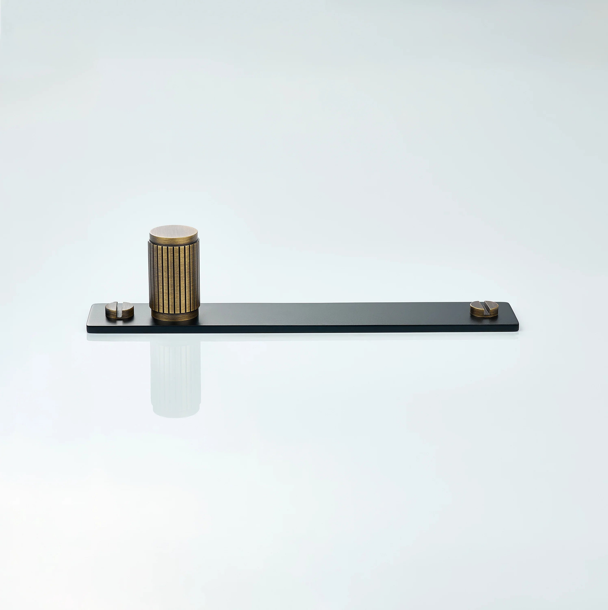 Aris Linear Knurled Brass Cylinder Knob With Backplate