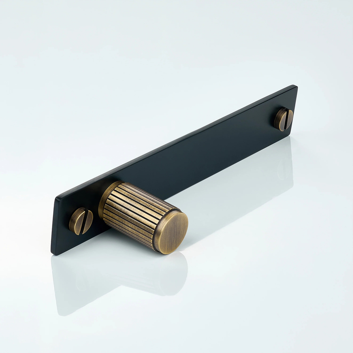 Aris Linear Knurled Brass Cylinder Knob With Backplate