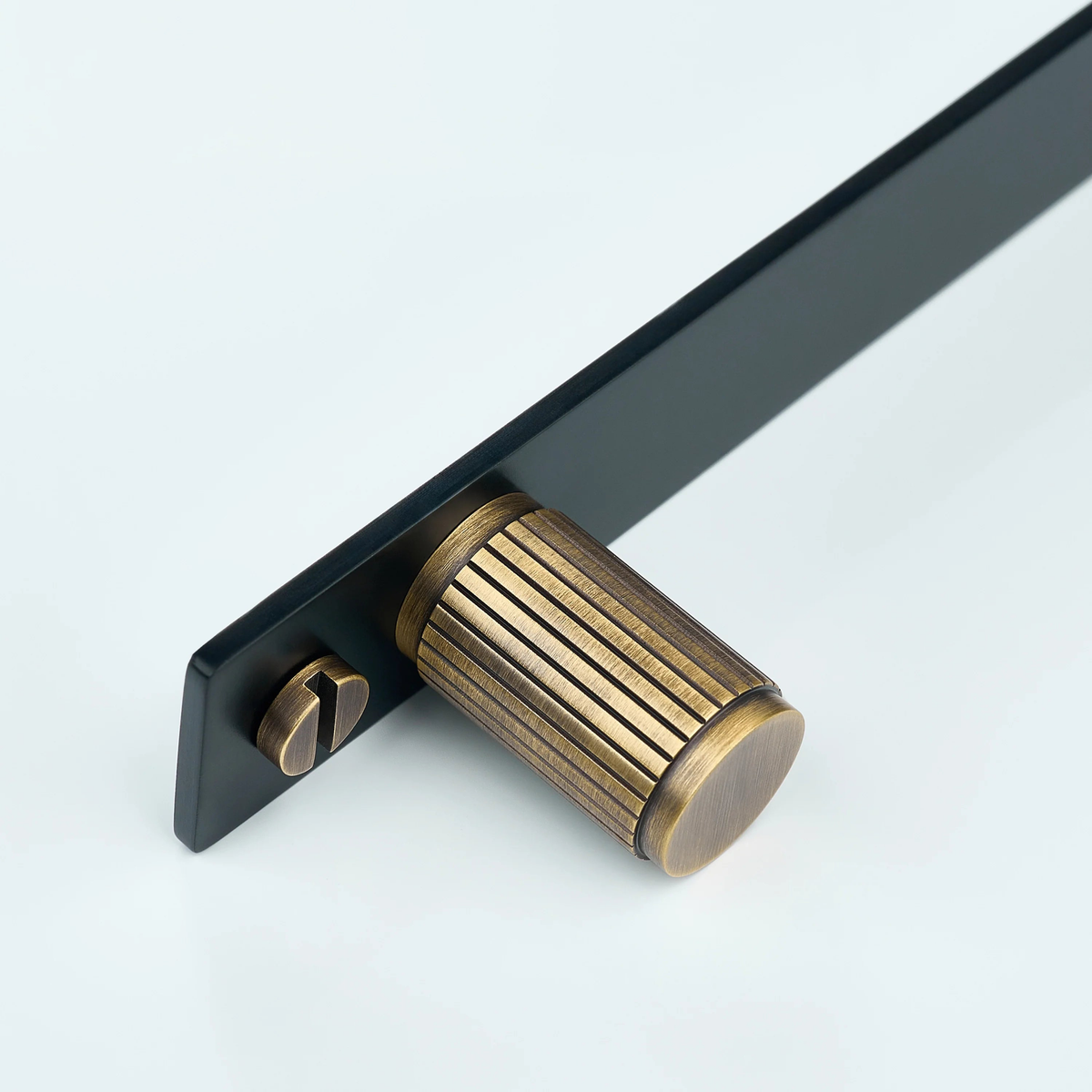 Aris Linear Knurled Brass Cylinder Knob With Backplate