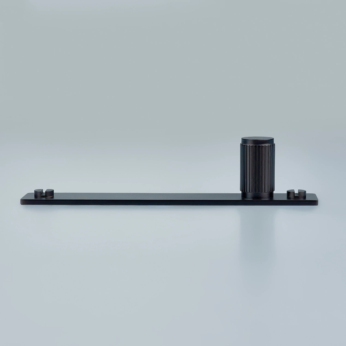 Aris Linear Knurled Brass Cylinder Knob With Backplate