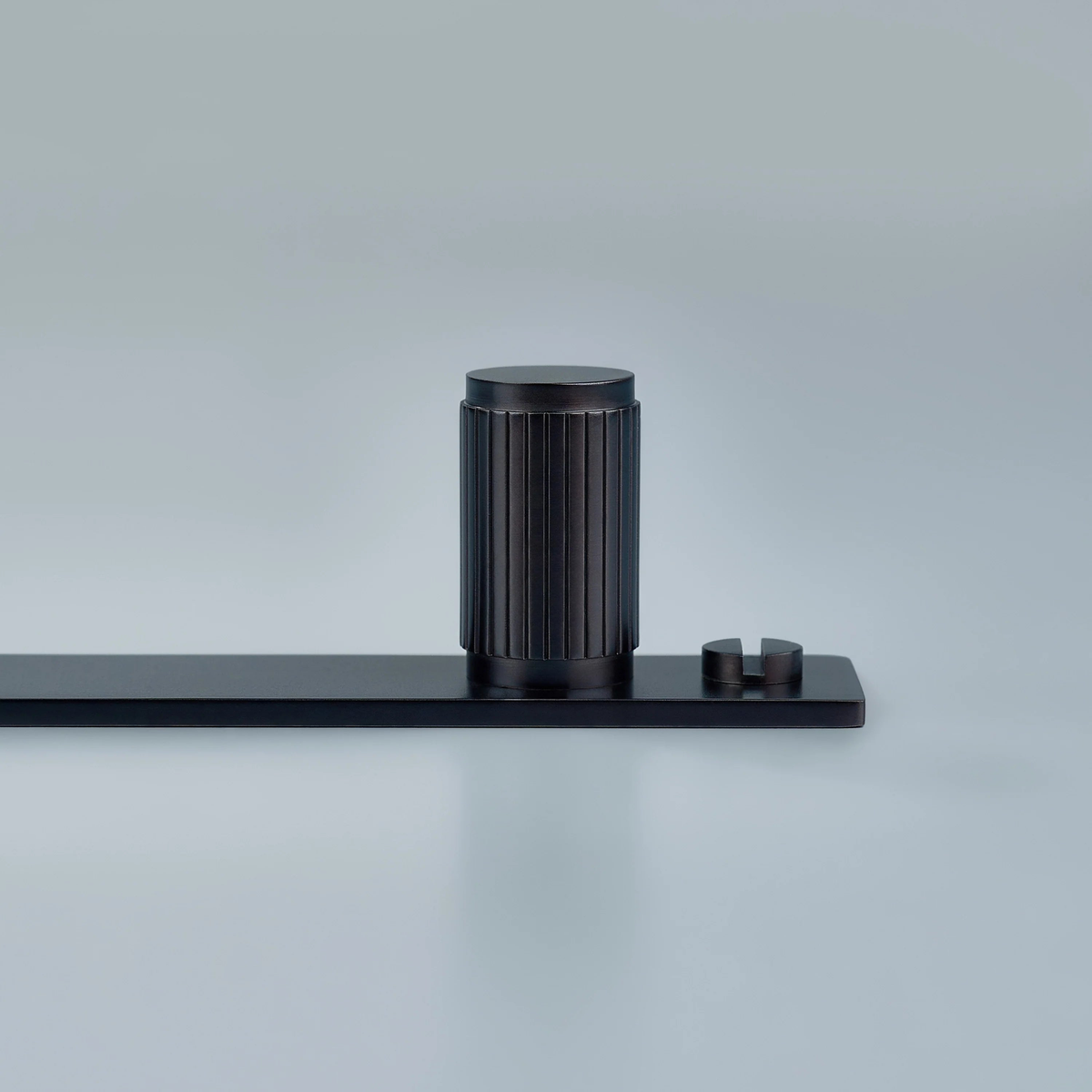 Aris Linear Knurled Brass Cylinder Knob With Backplate