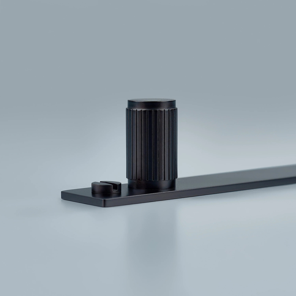 Aris Linear Knurled Brass Cylinder Knob With Backplate