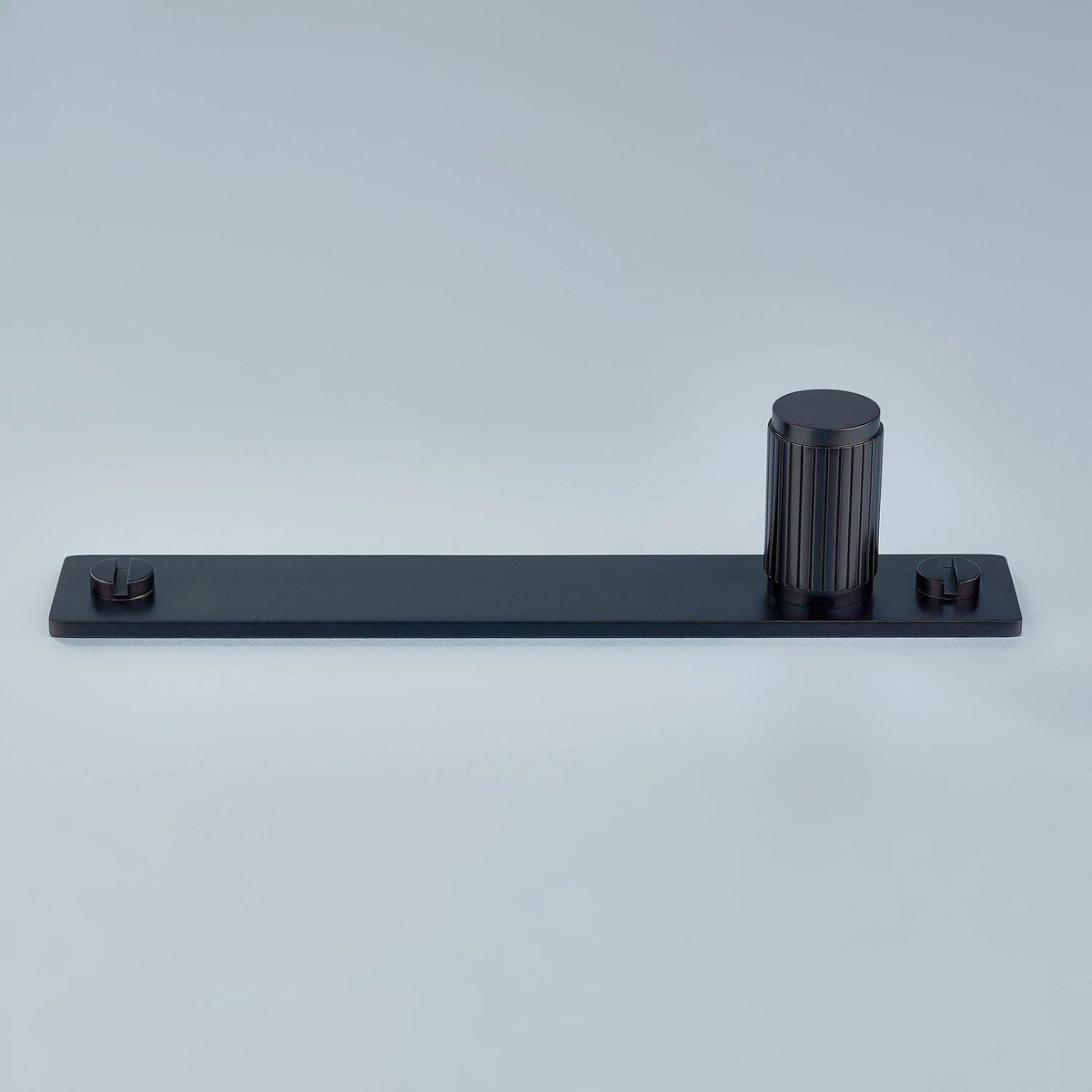 Aris Linear Knurled Brass Cylinder Knob With Backplate