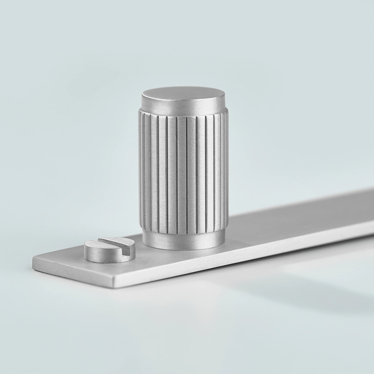 Aris Linear Knurled Brass Cylinder Knob With Backplate