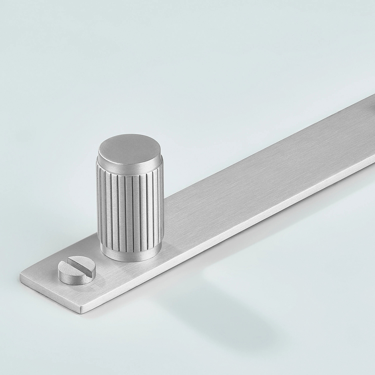 Aris Linear Knurled Brass Cylinder Knob With Backplate