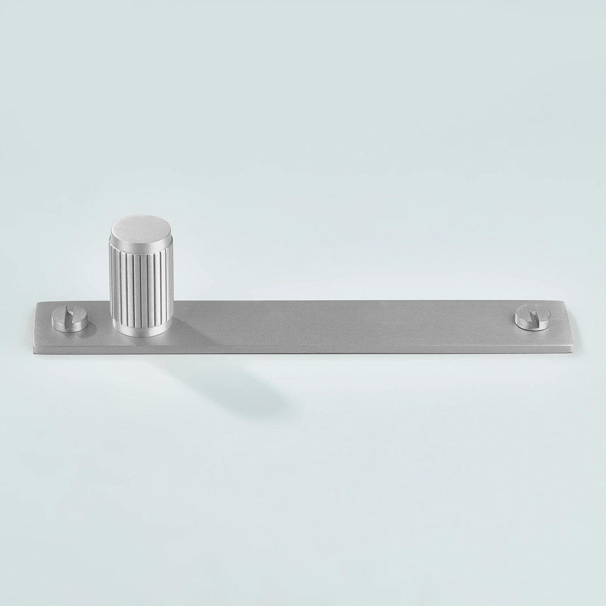 Aris Linear Knurled Brass Cylinder Knob With Backplate