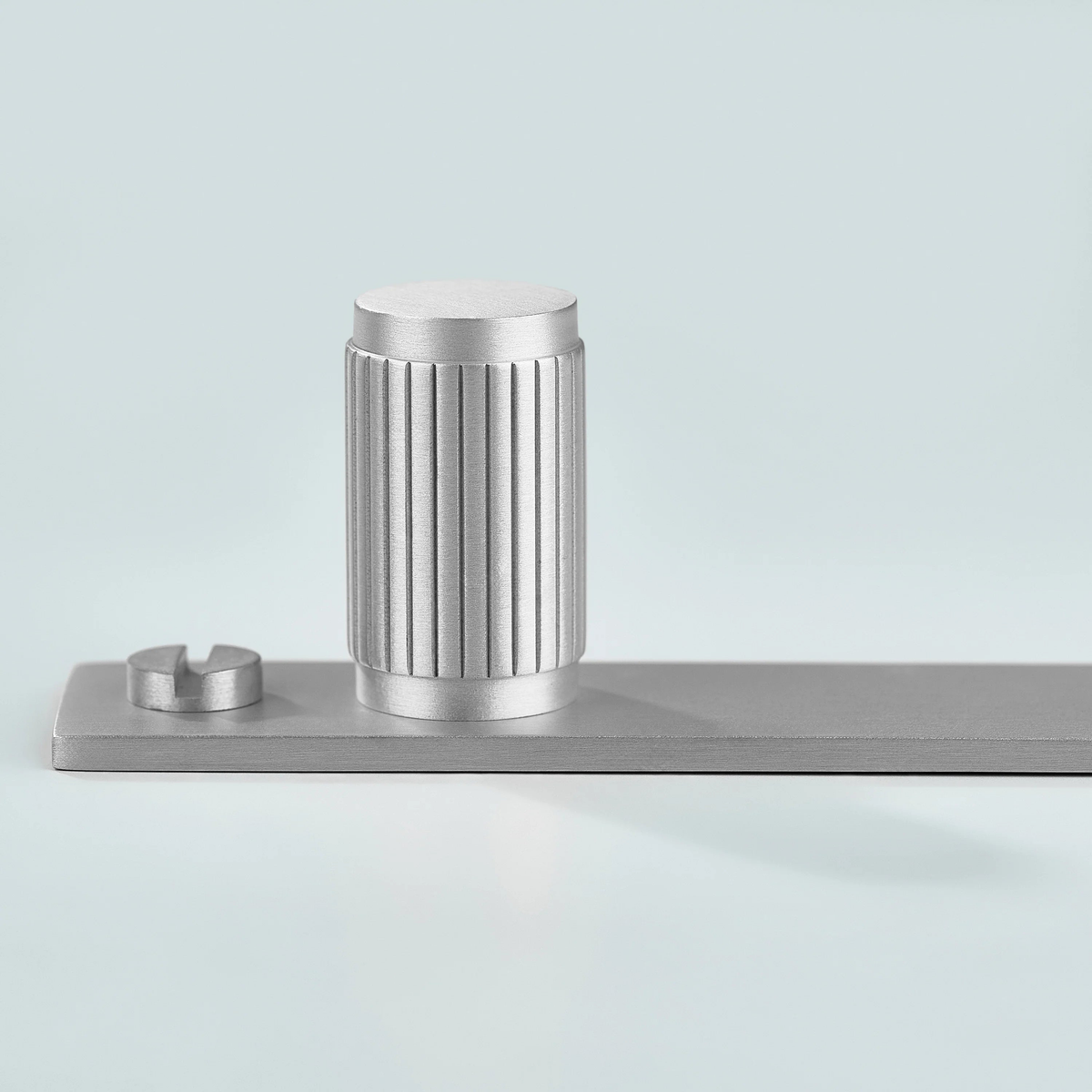 Aris Linear Knurled Brass Cylinder Knob With Backplate