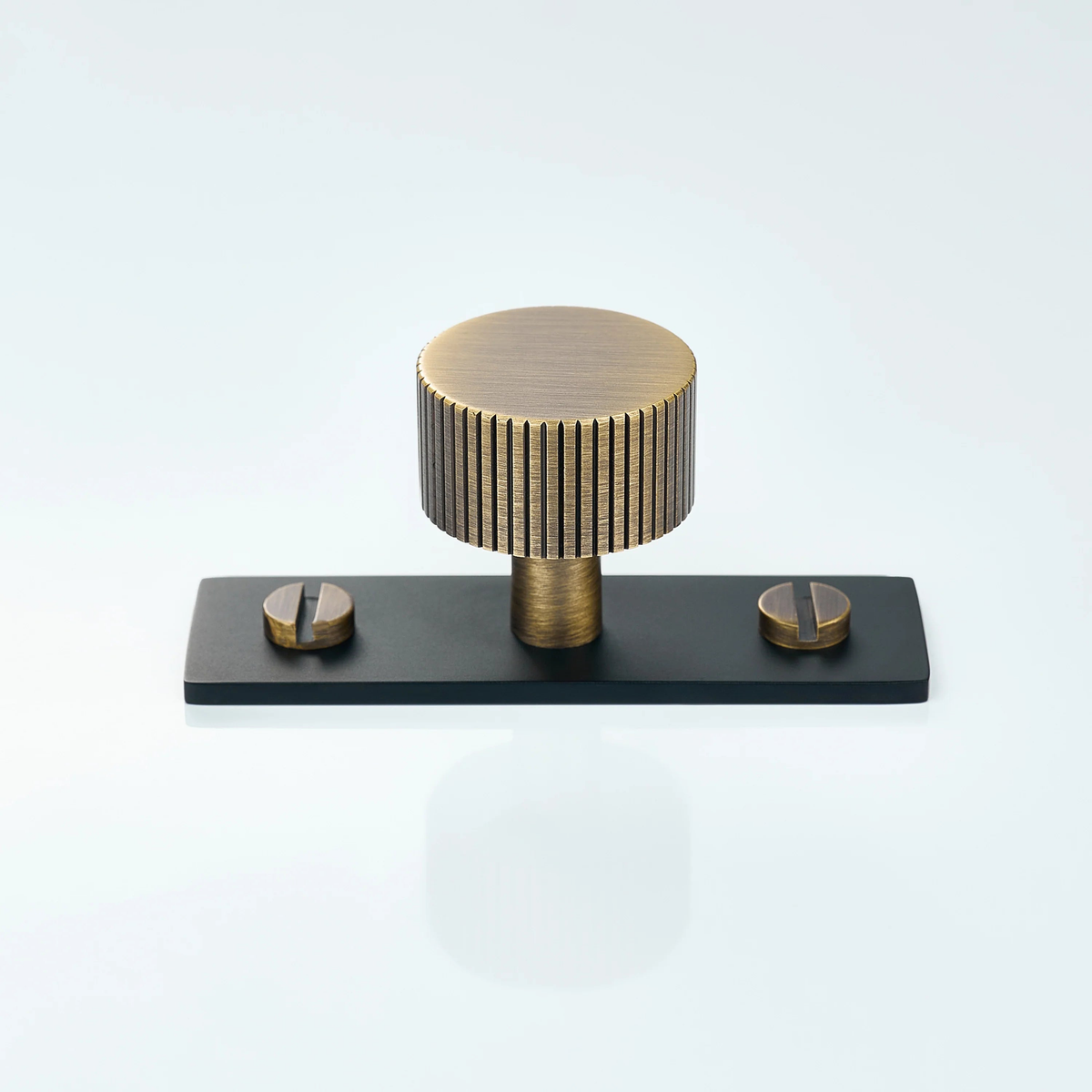 Aris Linear Knurled Brass Cabinet Knob With Backplate