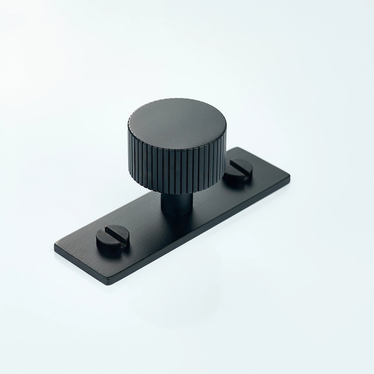 Aris Linear Knurled Brass Cabinet Knob With Backplate