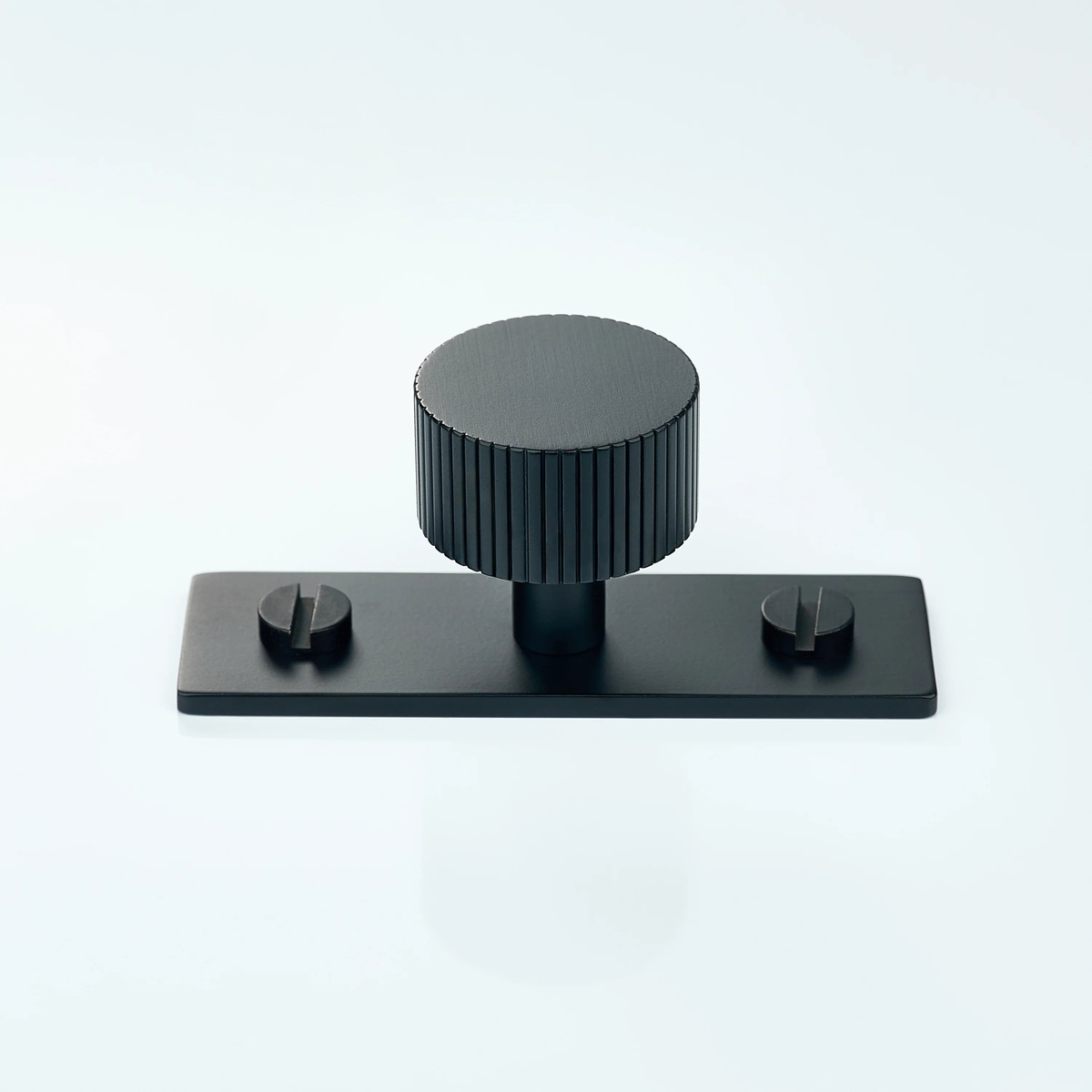 Aris Linear Knurled Brass Cabinet Knob With Backplate