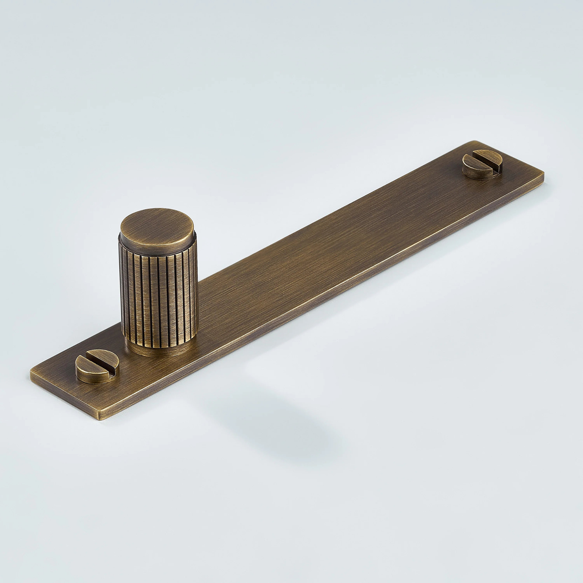 Aris Linear Knurled Brass Cylinder Knob With Backplate
