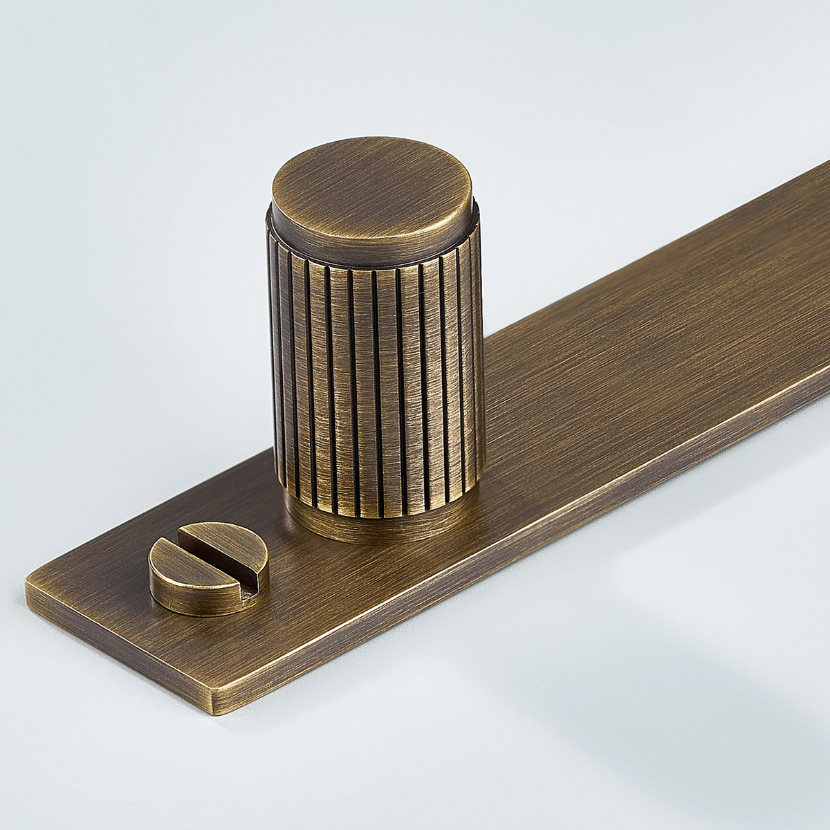 Aris Linear Knurled Brass Cylinder Knob With Backplate