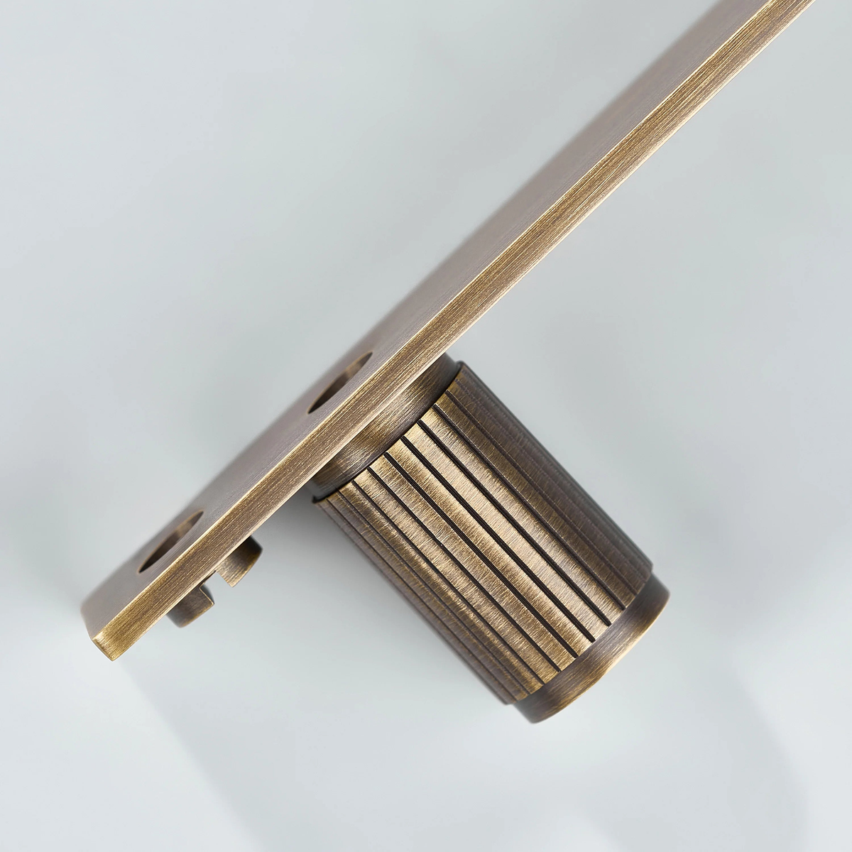 Aris Linear Knurled Brass Cylinder Knob With Backplate