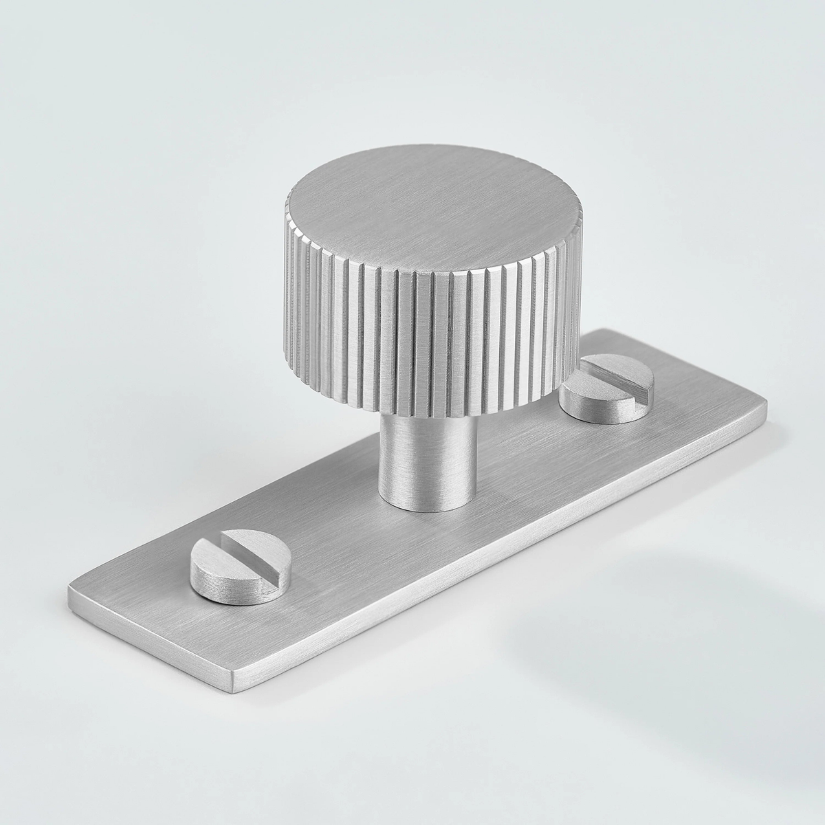 Aris Linear Knurled Brass Cabinet Knob With Backplate
