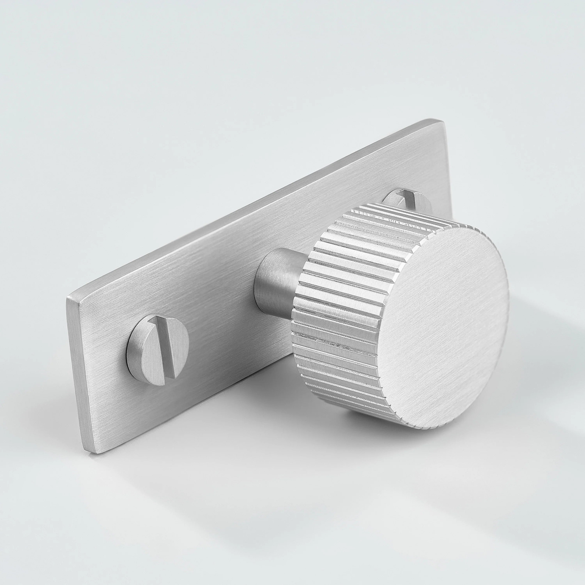 Aris Linear Knurled Brass Cabinet Knob With Backplate