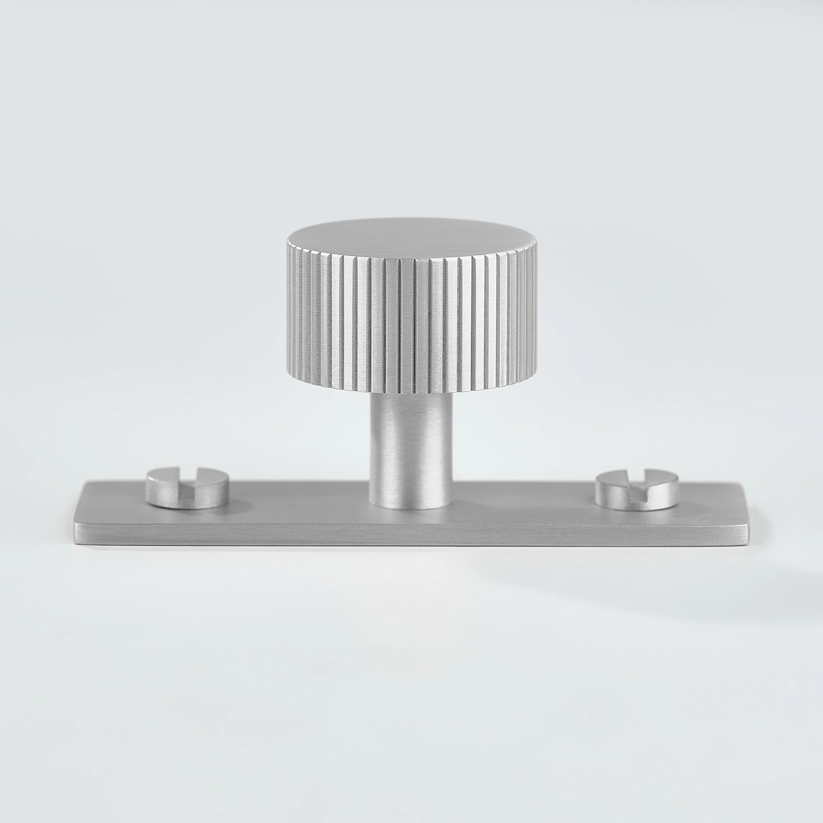Aris Linear Knurled Brass Cabinet Knob With Backplate