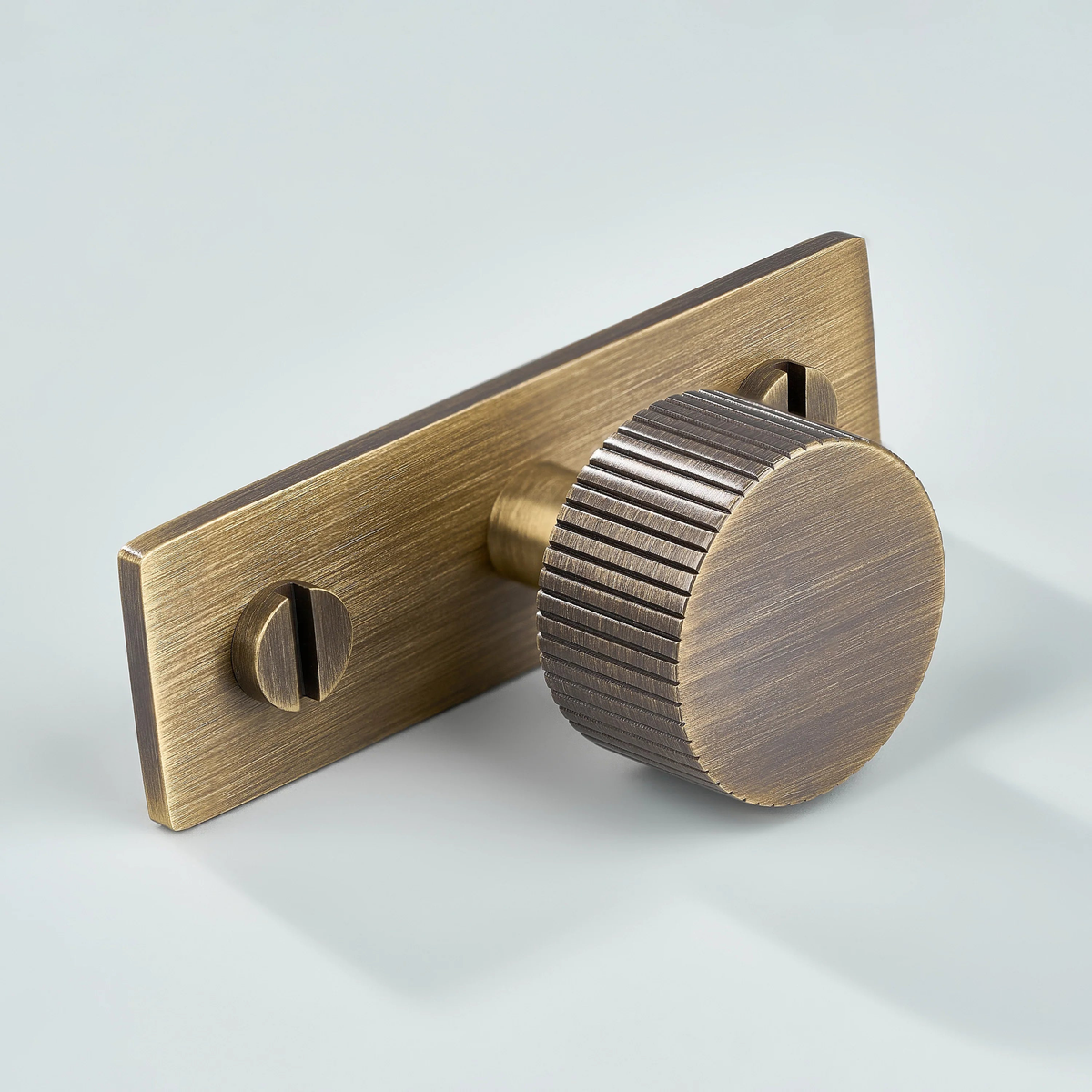 Aris Linear Knurled Brass Cabinet Knob With Backplate
