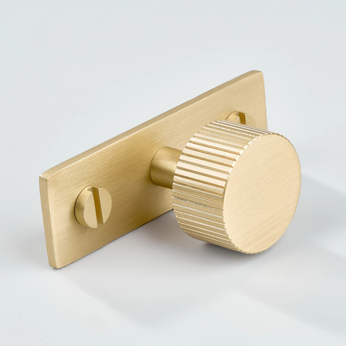 Aris Linear Knurled Brass Cabinet Knob With Backplate