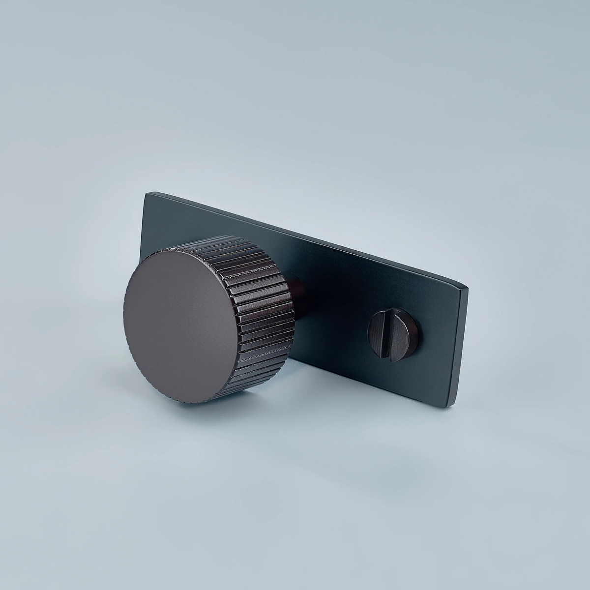 Aris Linear Knurled Brass Cabinet Knob With Backplate
