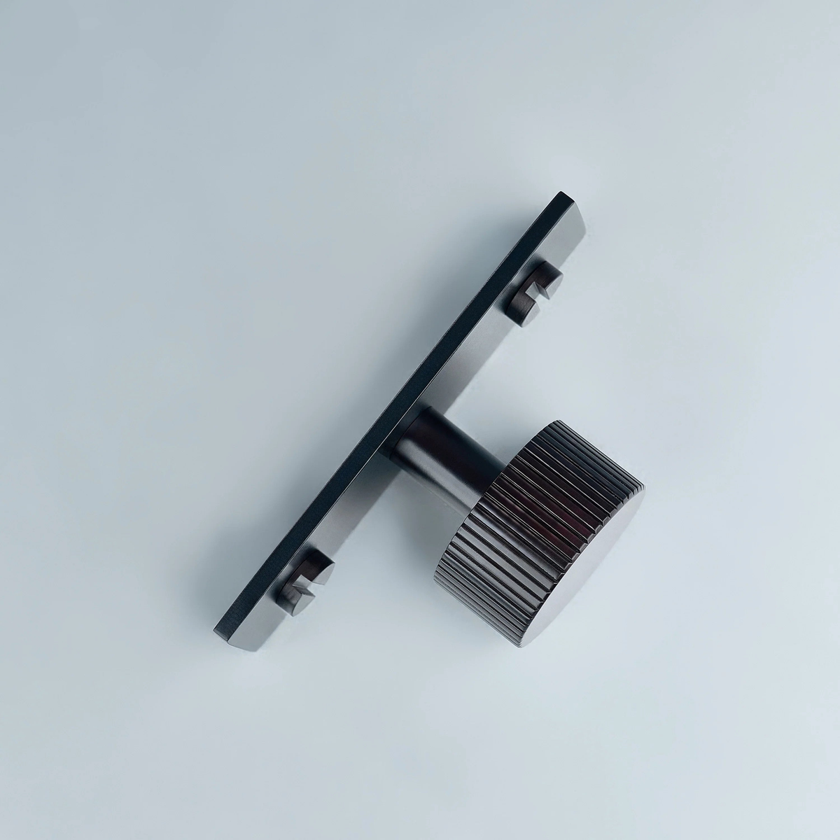 Aris Linear Knurled Brass Cabinet Knob With Backplate
